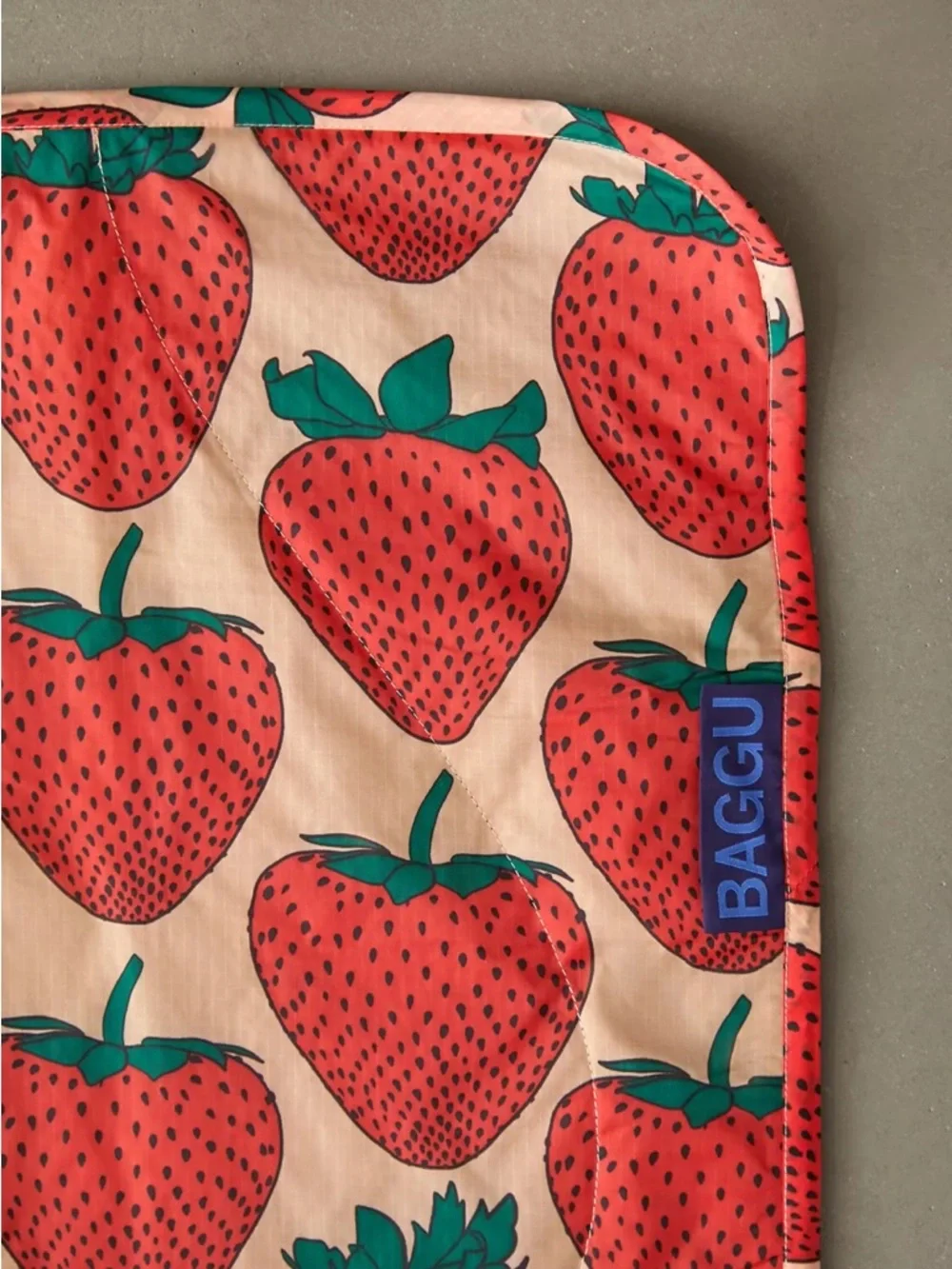 BAGGU Puffy Picnic Blanket Strawberryp